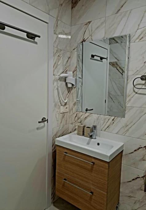 Appartamento Cozy Studio With Sea View Benidorm Esterno foto